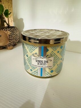 Bath &amp; Body Works Sparkling Icicles 3 Wick 14.5 Oz Candle